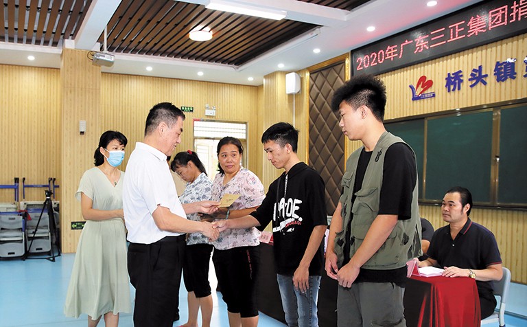 9月15日上午，我集團(tuán)在橋頭鎮(zhèn)第三小學(xué)舉行了2020年助學(xué)金發(fā)放儀式，助理總裁朱保當(dāng)代表我集團(tuán)向23名橋頭籍困難家庭大學(xué)生發(fā)放了17.8萬(wàn)元助學(xué)金。這是我集團(tuán)連續(xù)第12年資助橋頭籍困難家庭大學(xué)生完成大