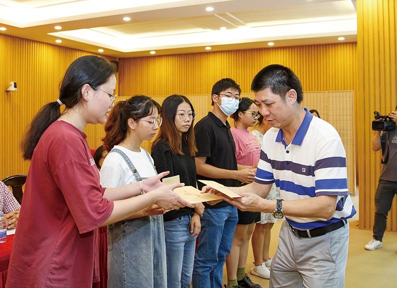 8月29日上午，“2023年廣東三正集團(tuán)捐資助學(xué)金發(fā)放儀式”在橋頭鎮(zhèn)第四小學(xué)舉行，為25名橋頭籍困難家庭在讀大學(xué)生發(fā)放助學(xué)金19.04萬(wàn)元。
