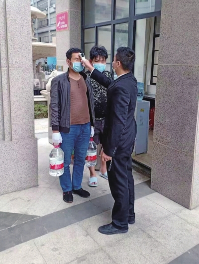 測(cè)量體溫。.jpg